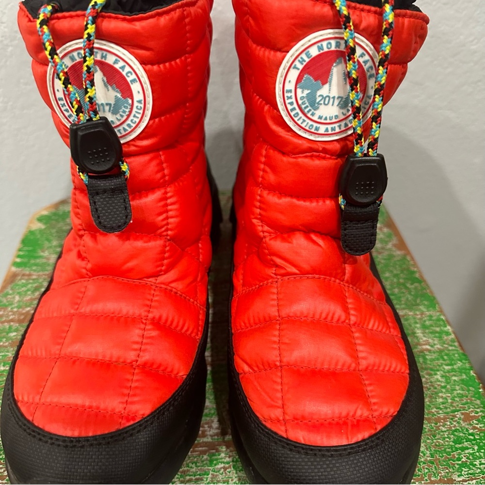 🌟BNWT🌟 2017 The North Face expedition arctic in fire engine red!